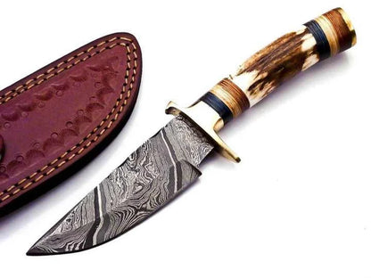 Custom Hand forged Damascus steel Hunting knife With Deer Antler Brass Guard Camping knife Leather Sheath